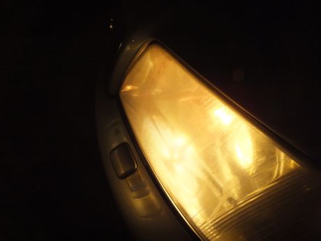Vergilbter Scheinwerfer
